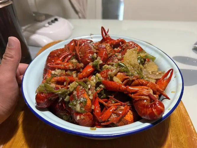 What is garlic crayfish