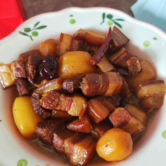 What are the side dishes of braised pork?