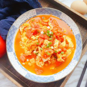 Steps for scrambled eggs with tomatoes