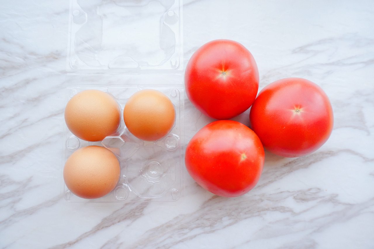 Steps for scrambled eggs with tomatoes 1
