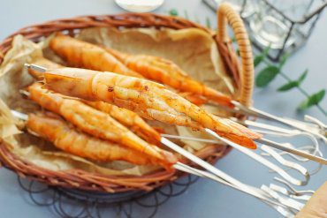 Steps for grilled shrimp skewers