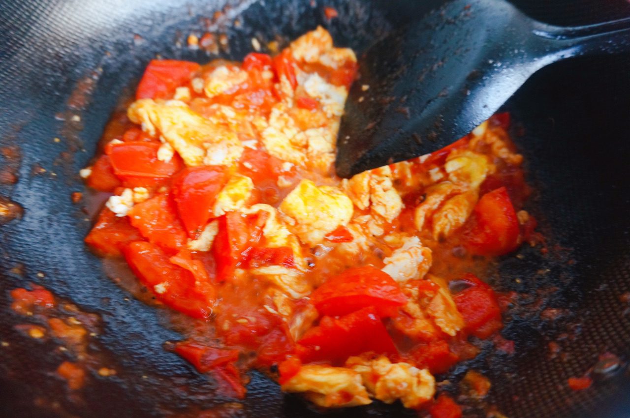Steps for scrambled eggs with tomatoes 8